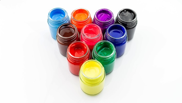 Foto vista de ángulo alto de lápices multicolores sobre un fondo blanco