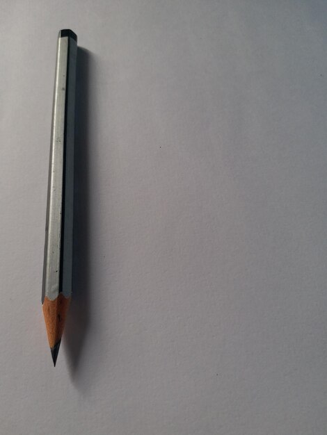 Vista de ángulo alto de lápices en papel