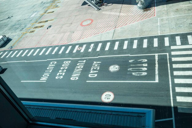 Vista de ángulo alto de un letrero de información en una carretera de la ciudad