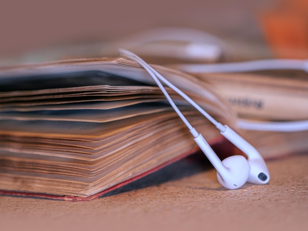 Foto vista de ángulo alto de los libros en la mesa