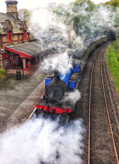 Foto vista en ángulo alto de una locomotora de vapor