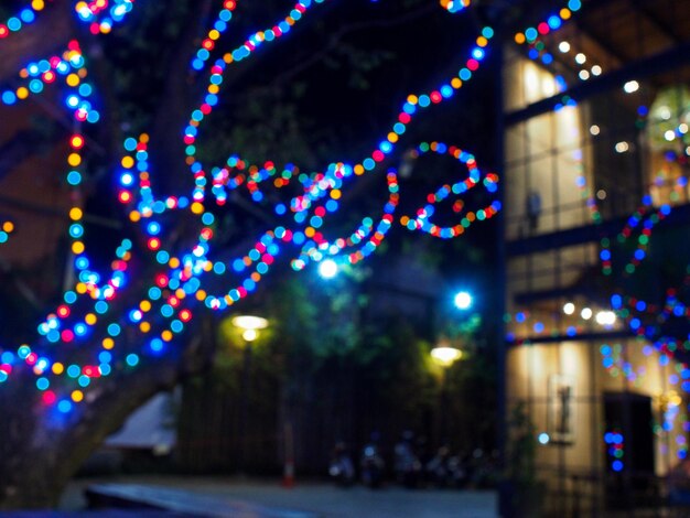 Foto vista de ángulo alto de las luces de la calle iluminadas por la noche