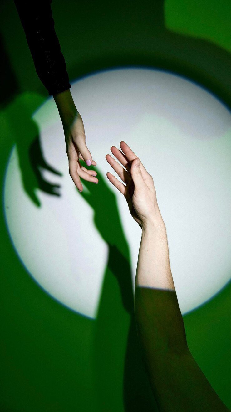 Foto vista de ángulo alto de la mano de la mujer en la hoja