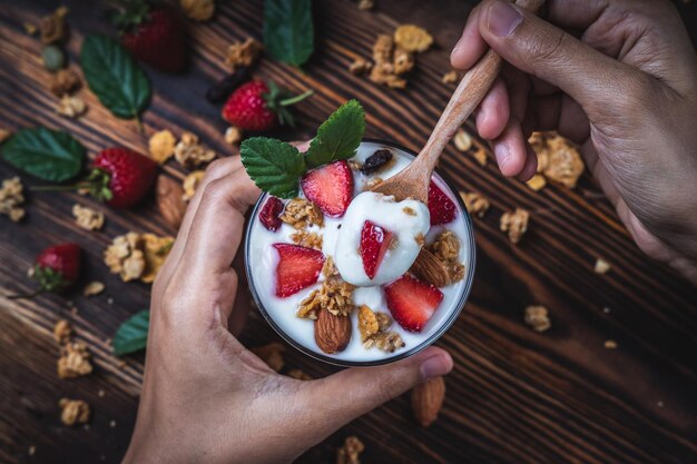 Foto vista de ángulo alto de la mano de la persona que sostiene el alimento