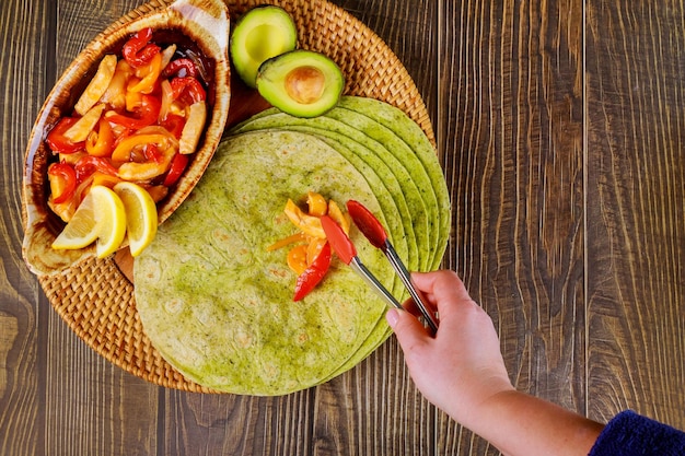 Foto vista de ángulo alto de la mano sosteniendo frutas en la mesa