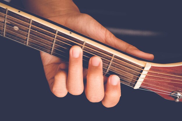 Foto vista de ángulo alto de la mano tocando la guitarra