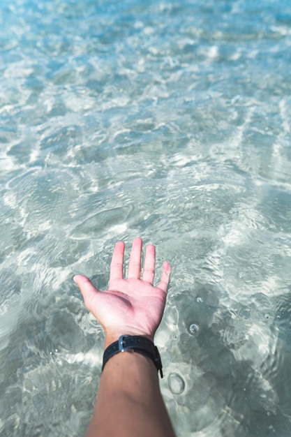 Foto vista de ángulo alto de las manos en el agua en la piscina