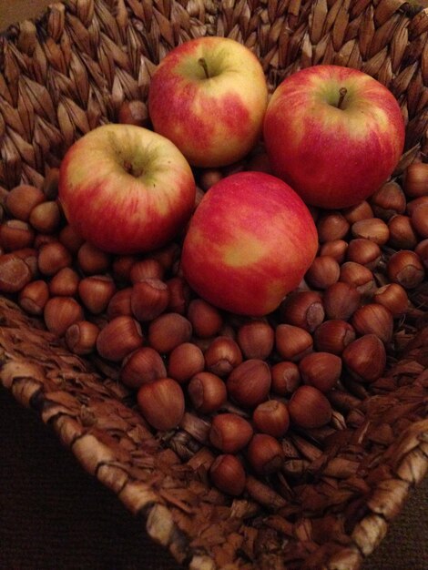 Foto vista de ángulo alto de manzanas en la canasta