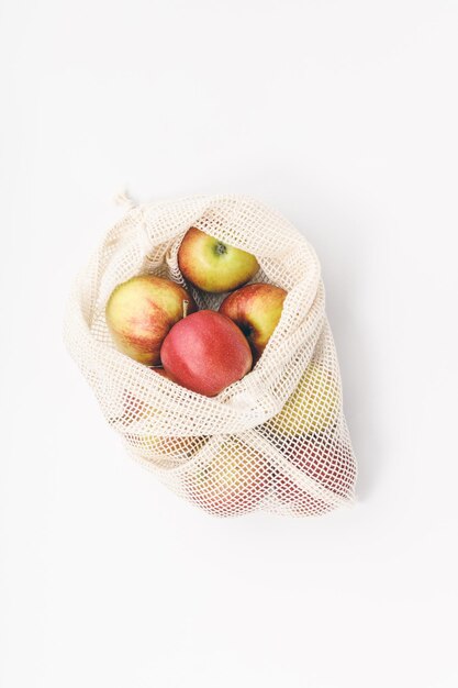 Foto vista de ángulo alto de manzanas en manzana contra un fondo blanco