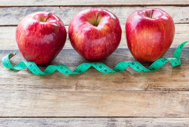 Foto vista de ángulo alto de las manzanas en la mesa