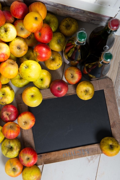 Foto vista de ángulo alto de las manzanas en la mesa