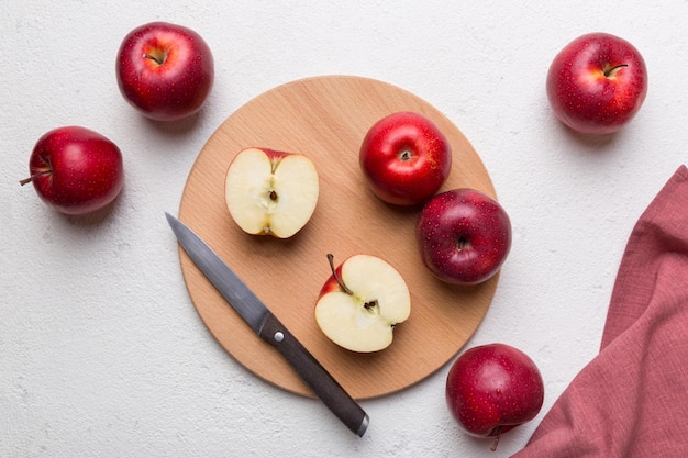 Vista de ángulo alto de las manzanas en la mesa