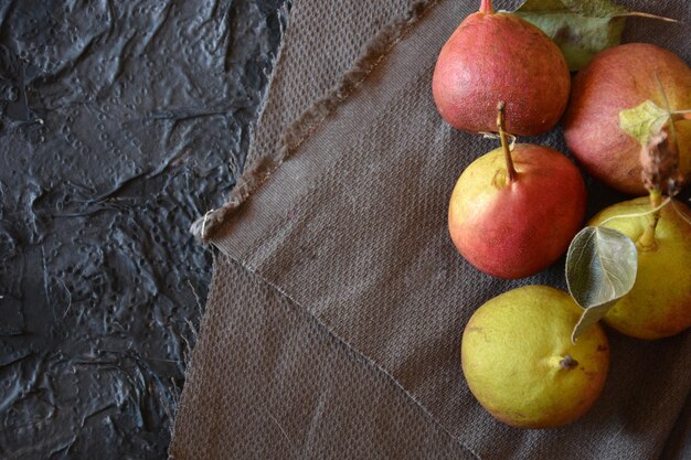 Vista de ángulo alto de las manzanas en la mesa