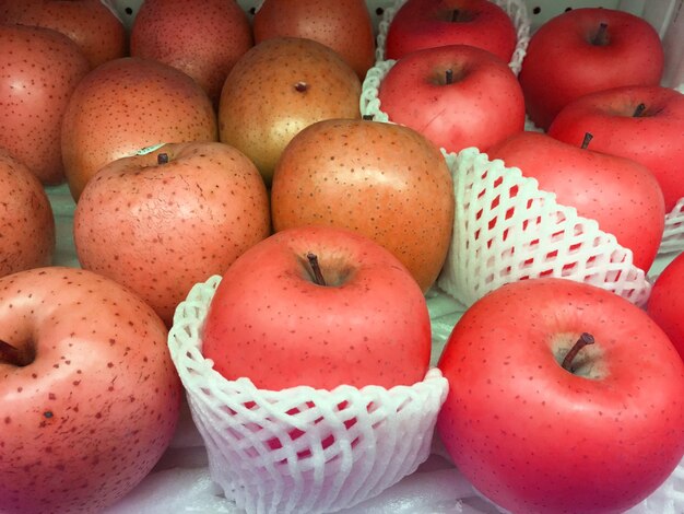 Foto vista de ángulo alto de manzanas para la venta en el mercado