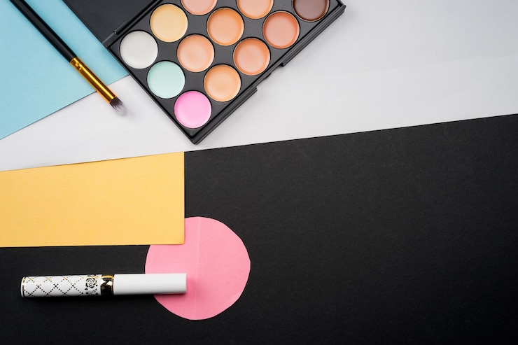 Foto vista de ángulo alto de maquillaje multicolor en la mesa