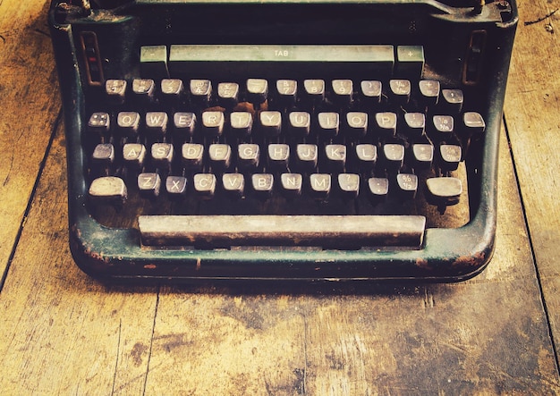 Foto vista de ángulo alto de una máquina de escribir antigua en una mesa de madera