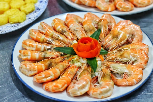 Vista de ángulo alto de mariscos en el plato sobre la mesa