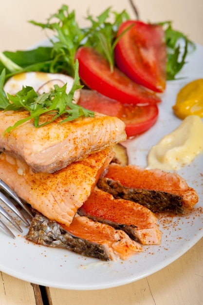 Foto vista de ángulo alto de mariscos servidos en un plato sobre la mesa