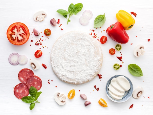 Vista de ángulo alto de la masa y los ingredientes en la mesa