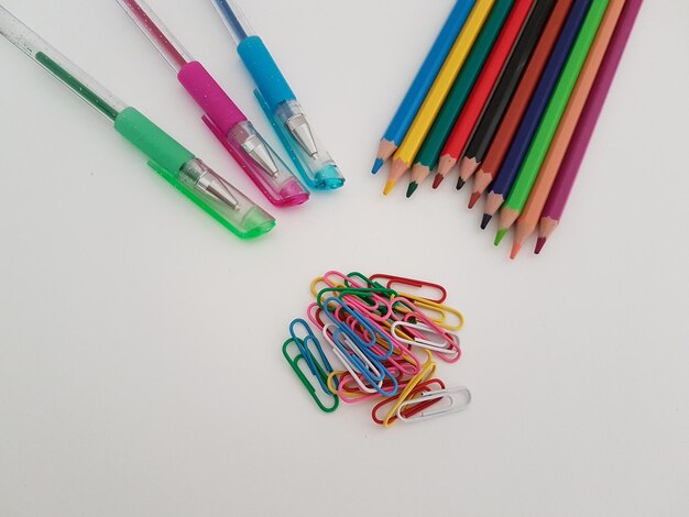 Foto vista de ángulo alto de materiales escolares coloridos sobre un fondo blanco