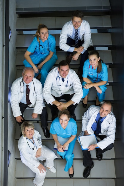 Vista de ángulo alto de médicos y cirujanos sentados en la escalera