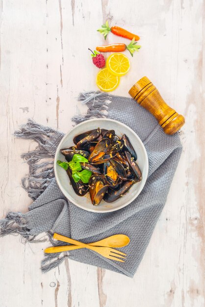 Foto vista de ángulo alto de mejillones servidos en un cuenco en la mesa