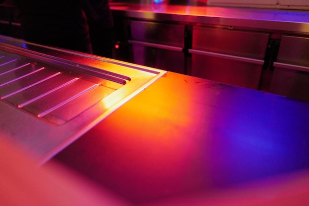 Vista de ángulo alto de una mesa colorida iluminada en un club nocturno