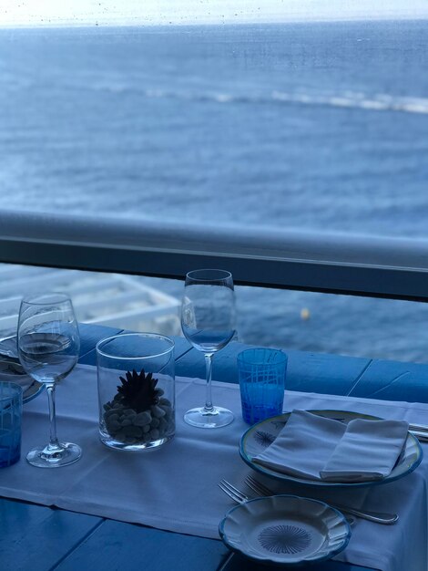 Foto vista de ángulo alto de la mesa en el restaurante il riccio en la isla de capri