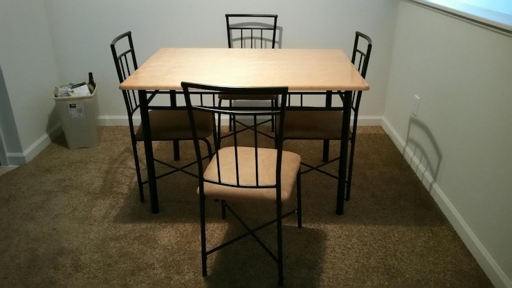Foto vista de ángulo alto de mesa y sillas de comedor vacías en casa