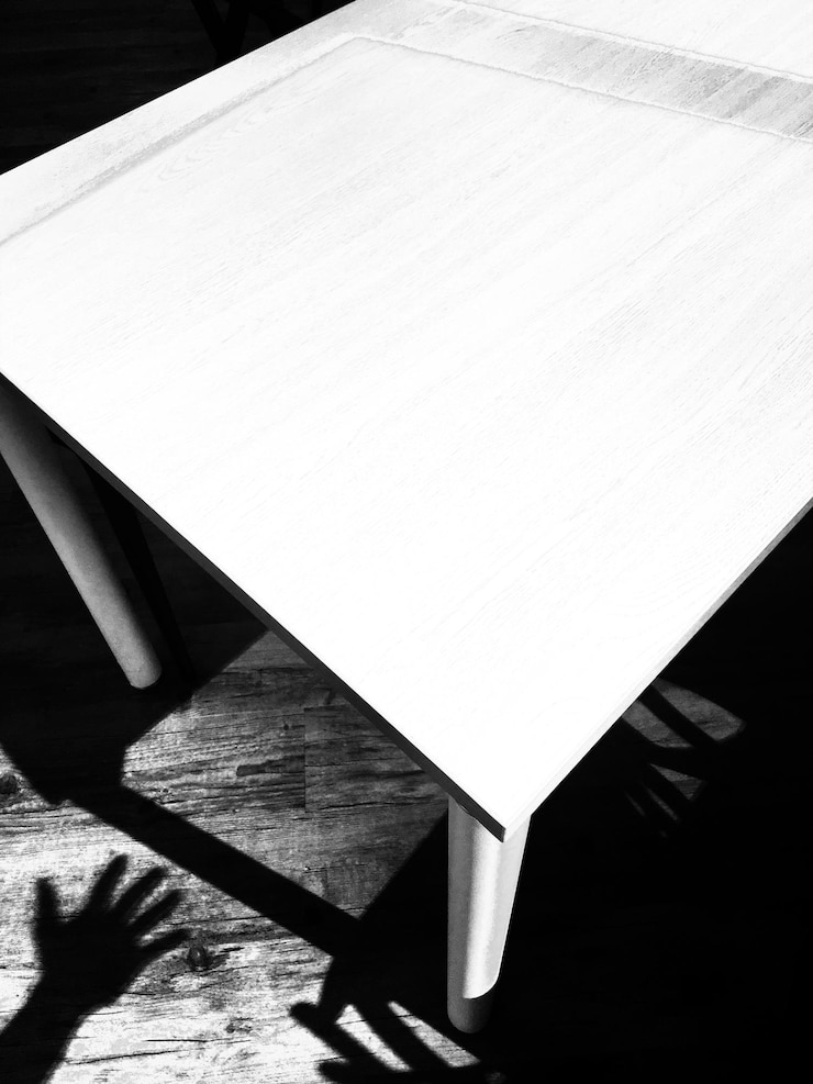 Foto vista de ángulo alto de la mesa en el suelo de madera dura