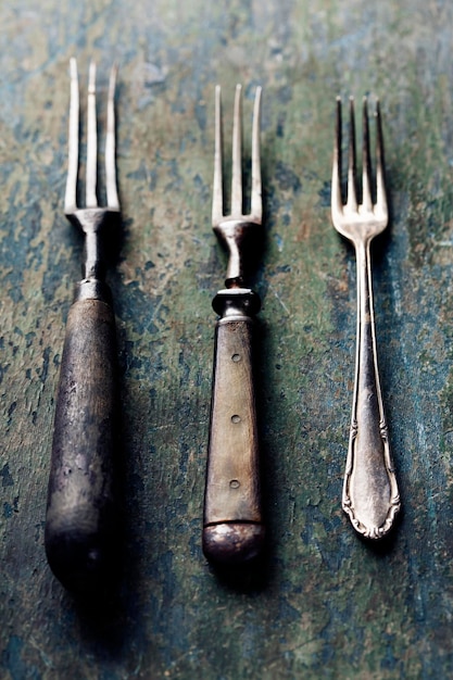 Foto vista de ángulo alto de metal oxidado en la mesa