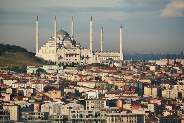 Vista de ángulo alto de la mezquita de camlica y la ciudad de estambul