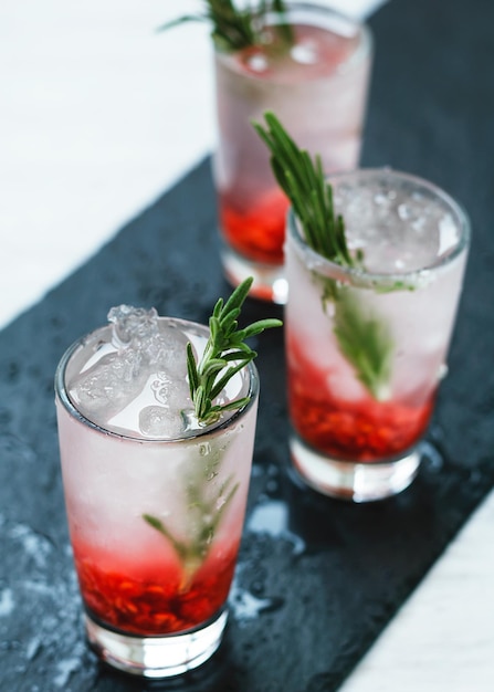 Vista de ángulo alto de un mocktail servido en la mesa en un restaurante