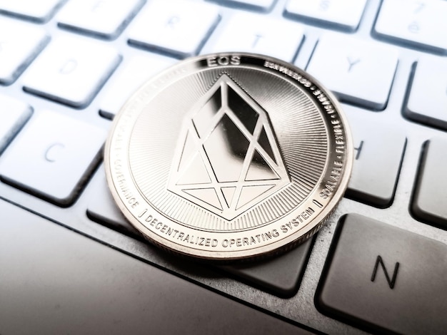 Vista de ángulo alto de la moneda con texto de ethereum en el teclado de la computadora