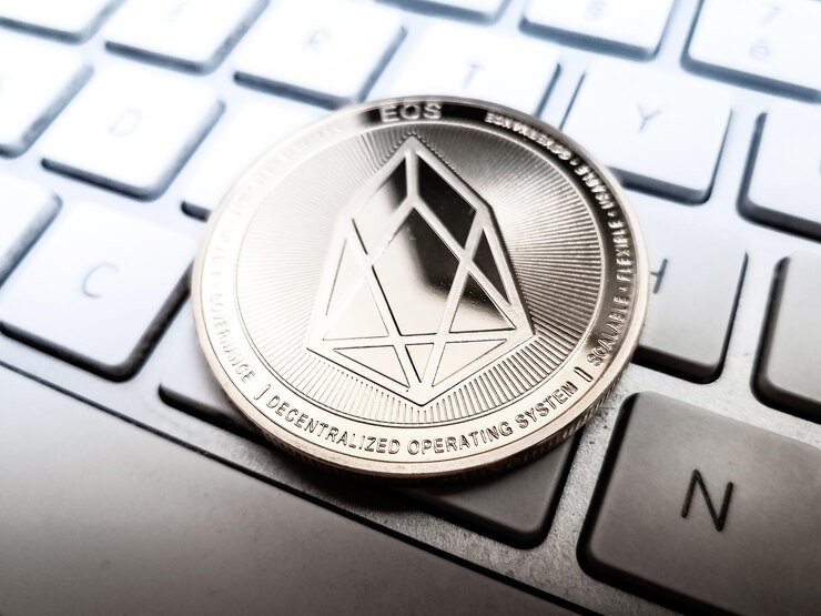 Foto vista de ángulo alto de la moneda con texto de ethereum en el teclado de la computadora
