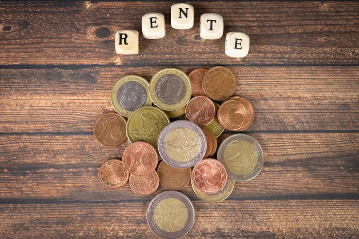 Foto vista en ángulo alto de las monedas en la mesa
