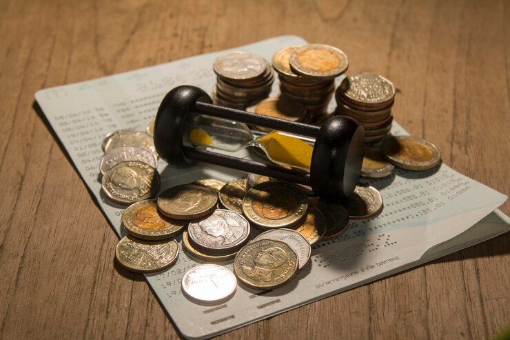 Foto vista en ángulo alto de las monedas en la mesa