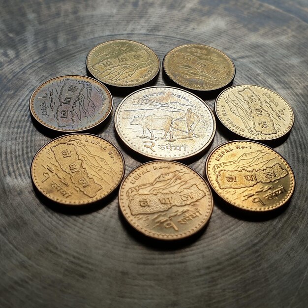 Foto vista en ángulo alto de las monedas en la mesa