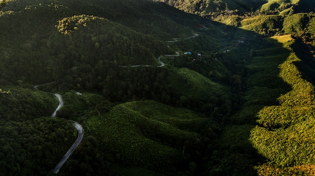 Vista de ángulo alto de la montaña del paisaje en la provincia de Nan Tailandia