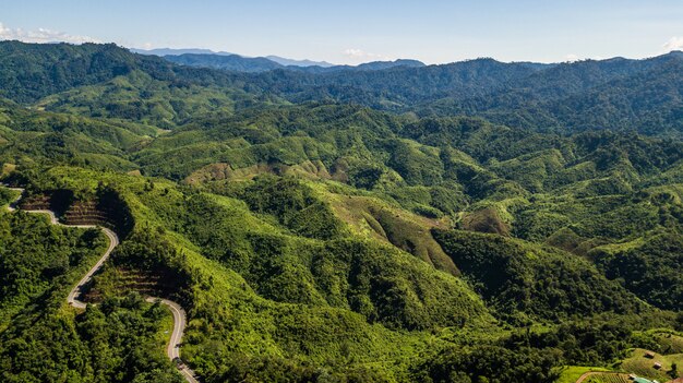 Vista de ángulo alto de la montaña del paisaje en la provincia de Nan Tailandia