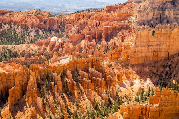 Vista desde un ángulo alto de las montañas rocosas