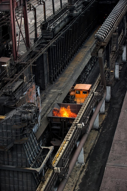 Foto vista en ángulo alto del motor en las vías en la fábrica