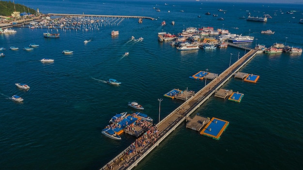 Foto vista de ángulo alto del muelle comercial por mar