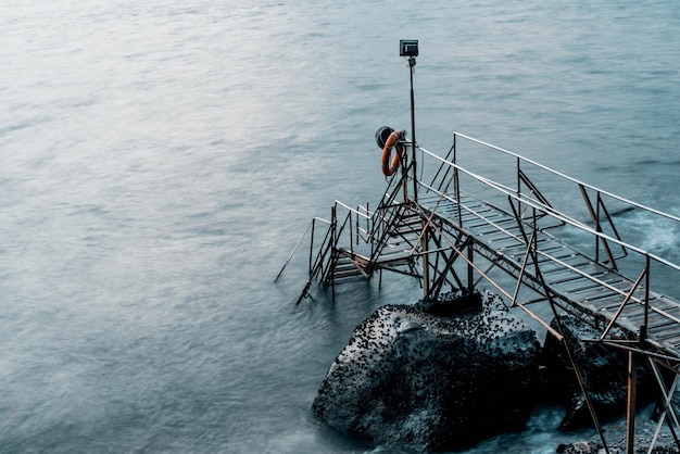 Foto vista de ángulo alto del muelle en el mar