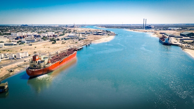 Foto vista de ángulo alto de los muelles del puerto contra el cielo azul