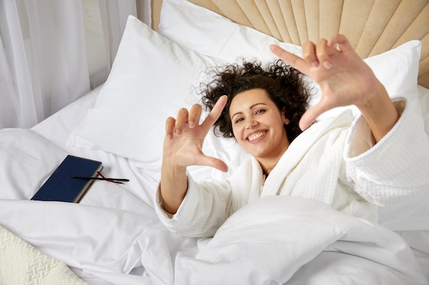 Foto vista de ángulo alto de una mujer acostada en la cama en casa