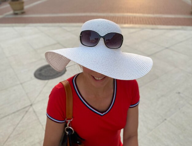 Vista de ángulo alto de una mujer alegre con sombrero