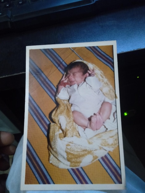 Foto vista de ángulo alto de una mujer durmiendo en la cama en casa