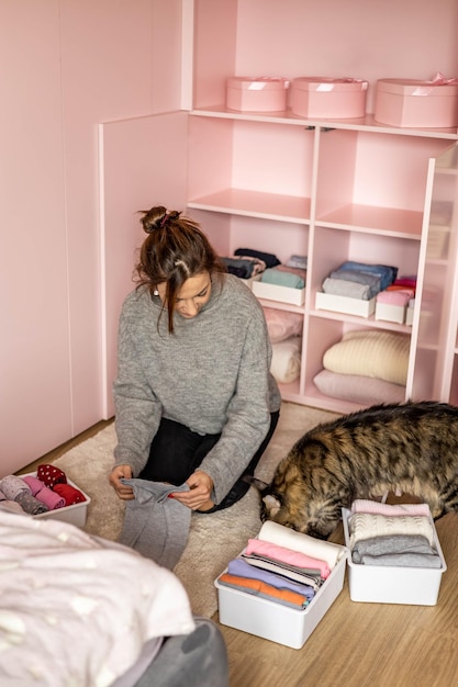 Foto vista en ángulo alto de una mujer empacando ropa