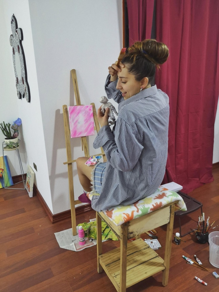 Foto vista de ángulo alto de una mujer con equipos de arte y artesanía sentada en casa